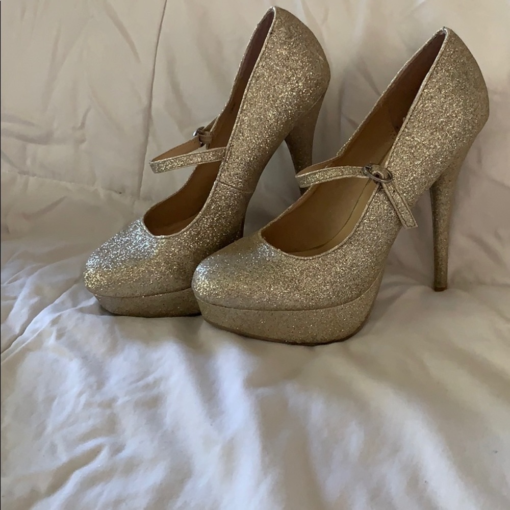 Gold glittered Pump